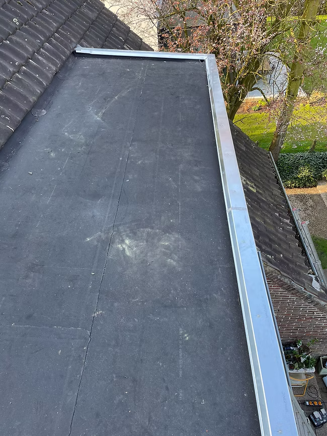 Herstelling van een platform van een plat dak in De Pinte