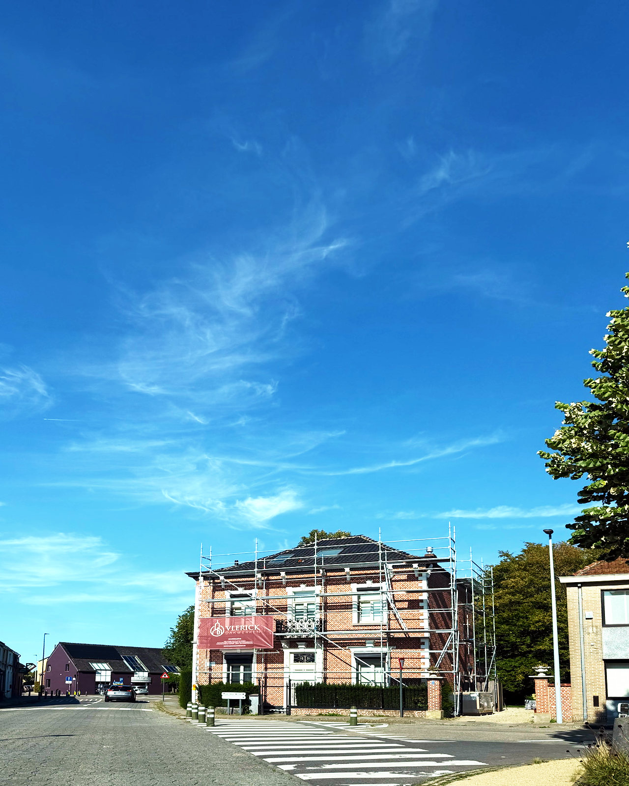 Zicht op het herenhuis in de stelling vanaf de straat.