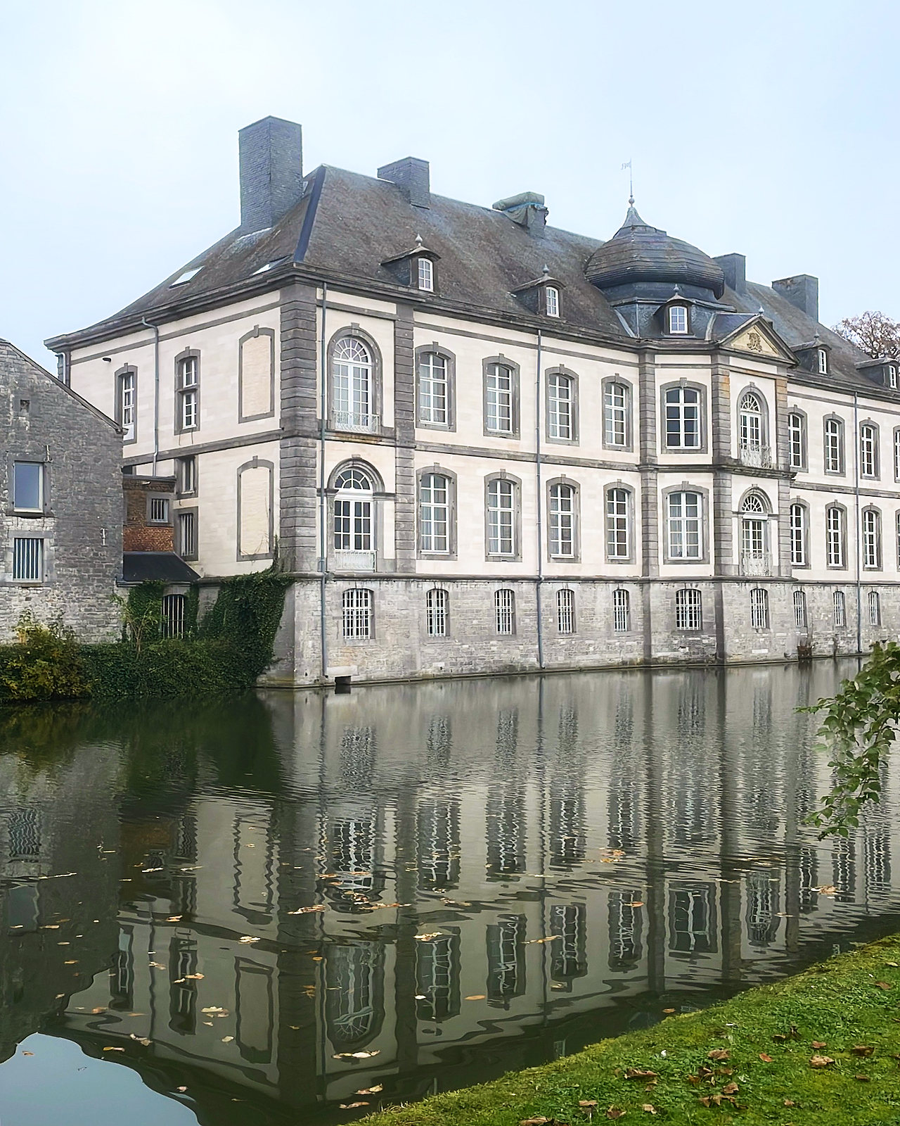 Het kasteel aan het water, met zijn leiendaken en torentje.