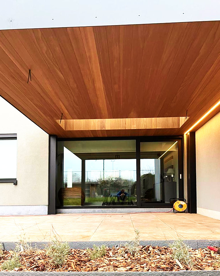 Het houten plafond van de overkapping met geïntegreerde ledverlichting.
