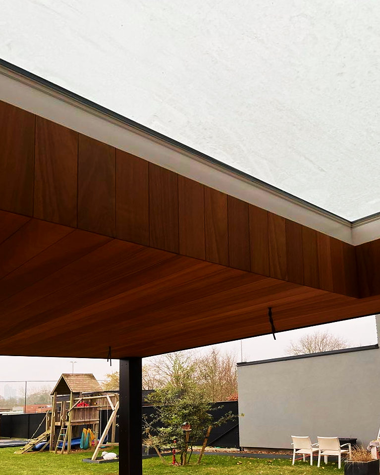 Het glazen daklicht in het houten plafond van de overkapping.