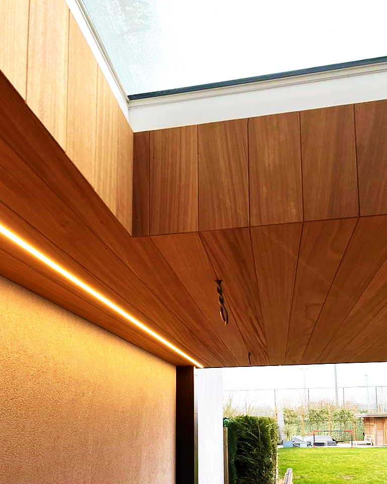 Detail van de ledlijn langs het houten plafond en het daklicht.