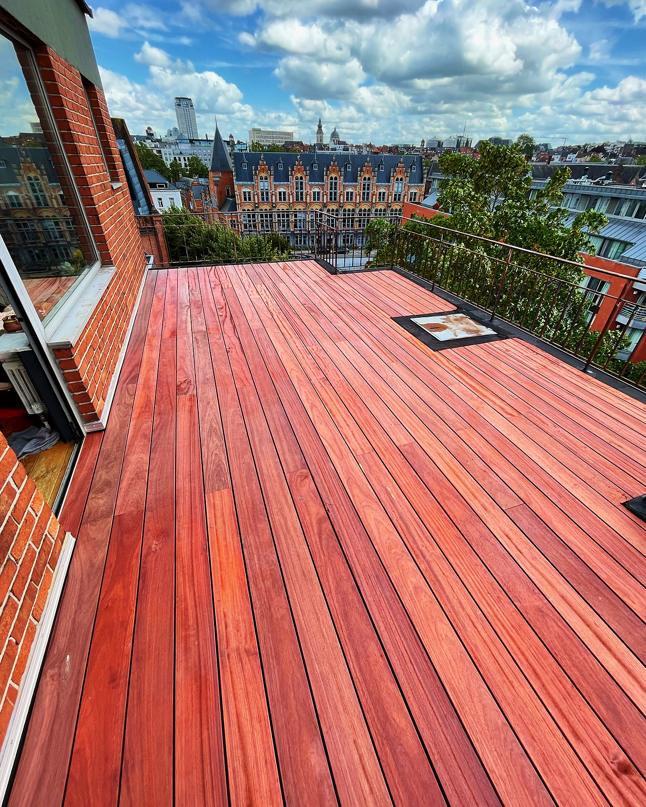 Het nieuwe terras in padoek over de volle breedte van het platform, met een smeedijzeren balustrade.