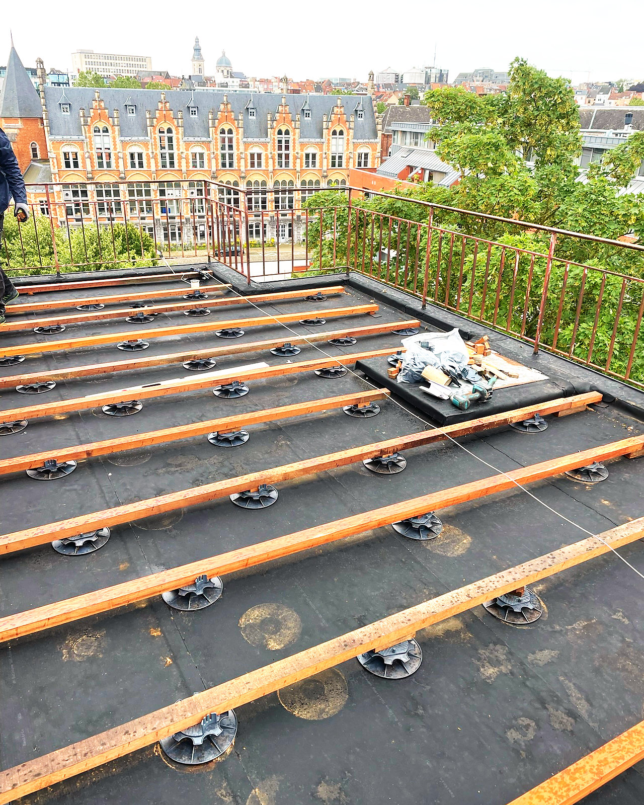 Draagbalken op verstelbare terrasdragers over het hele platform, klaar voor de planken.