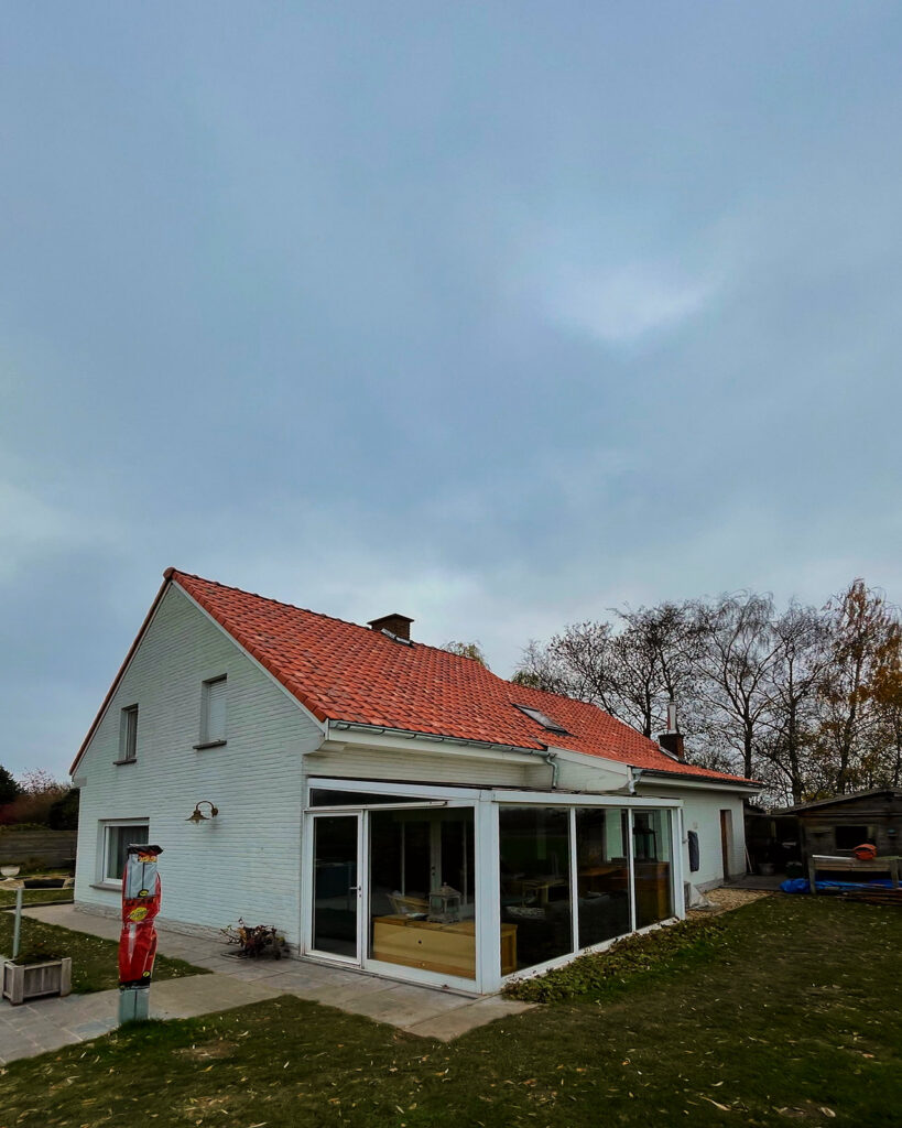 De achterkant van de woning met het nieuwe dak boven de veranda.