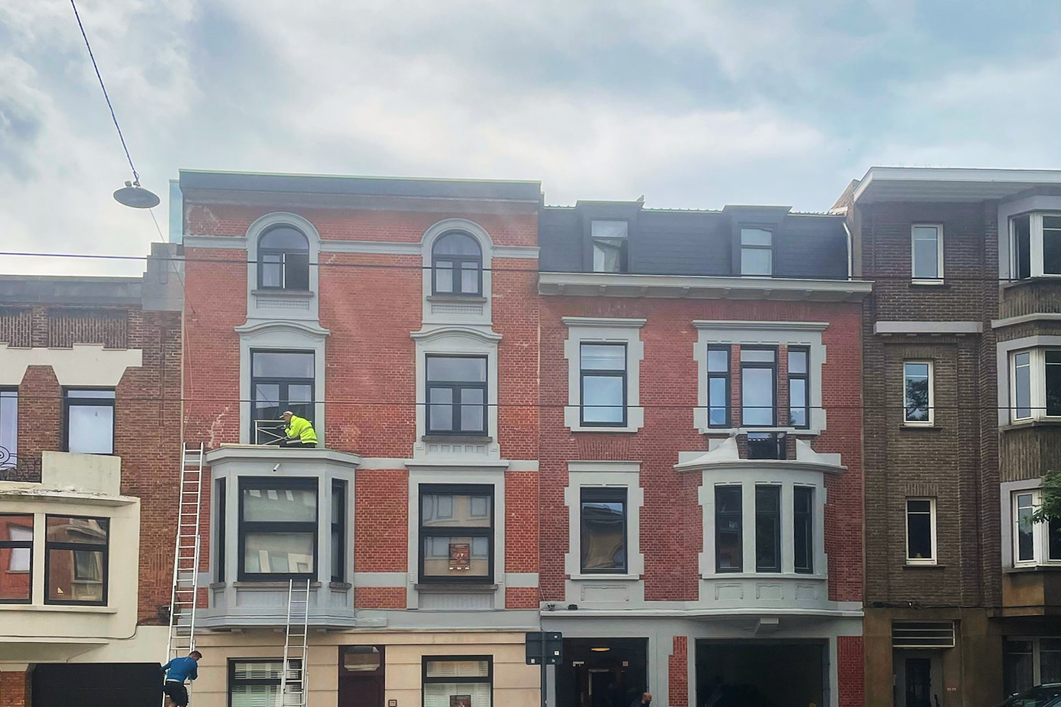 De gevel van het herenhuis aan de straat in Gent, na de werken.